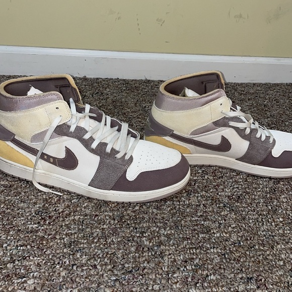 Men’s New Nike Air Jordan 1 Mid SE Craft Shoes
Taupe Haze Fossil Stone - Picture 1 of 8